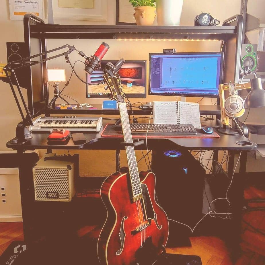 Lo studio di chitarra di Andrea Golembiewski in Via Trento, Genova Albaro