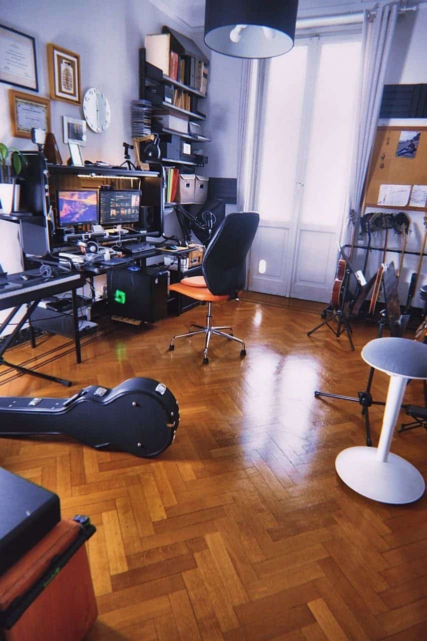 Lo studio di chitarra in Via Trento a Genova Albaro: postazione di registrazione e strumenti alle pareti